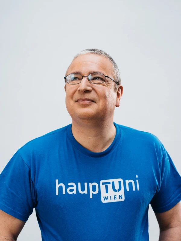 Peter Weinberger in blauem T-Shirt